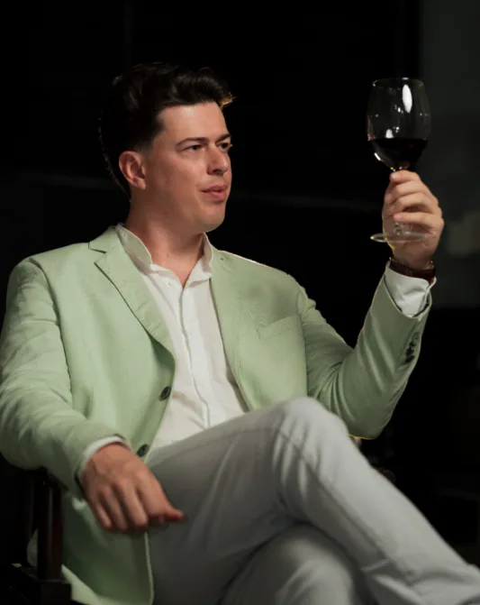  El especialista en vinos Wagner Paiva durante una entrevista en San Juan.