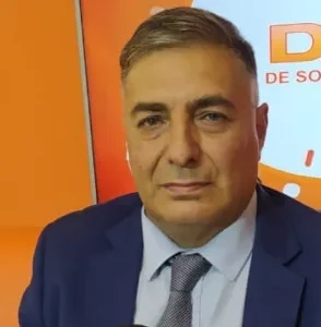  Retrato del Dr. Roberto Correa Esbry, abogado, explicando los detalles de la nueva asociación minera.