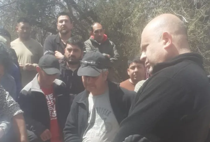 Grupo de 57 vecinos de Guandacol exigiendo trabajo y prioridad en la minería riojana.