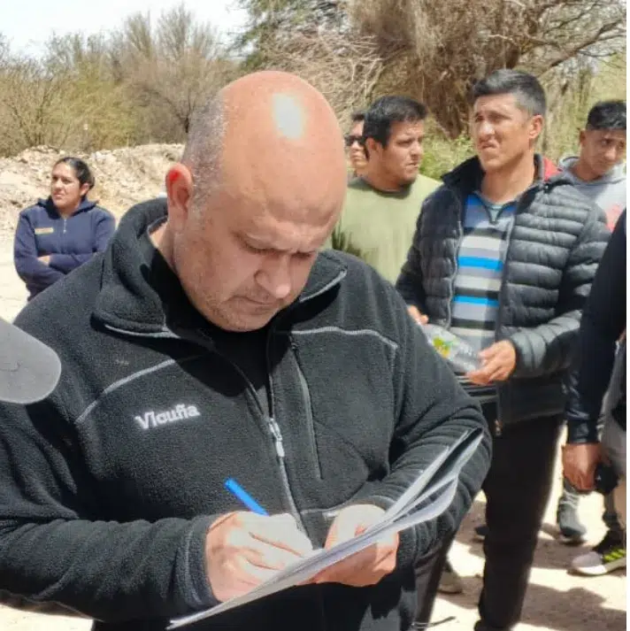 Representante de Vicuña dialoga con vecinos de Guandacol sobre trabajo minero.