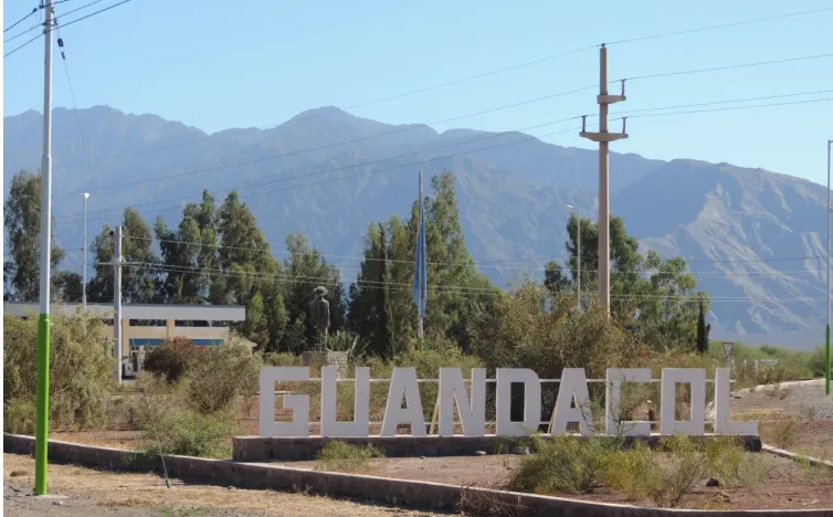 Cartel de entrada al pueblo de Guandacol cerca del límite con San Juan, cerca de proyectos mineros.