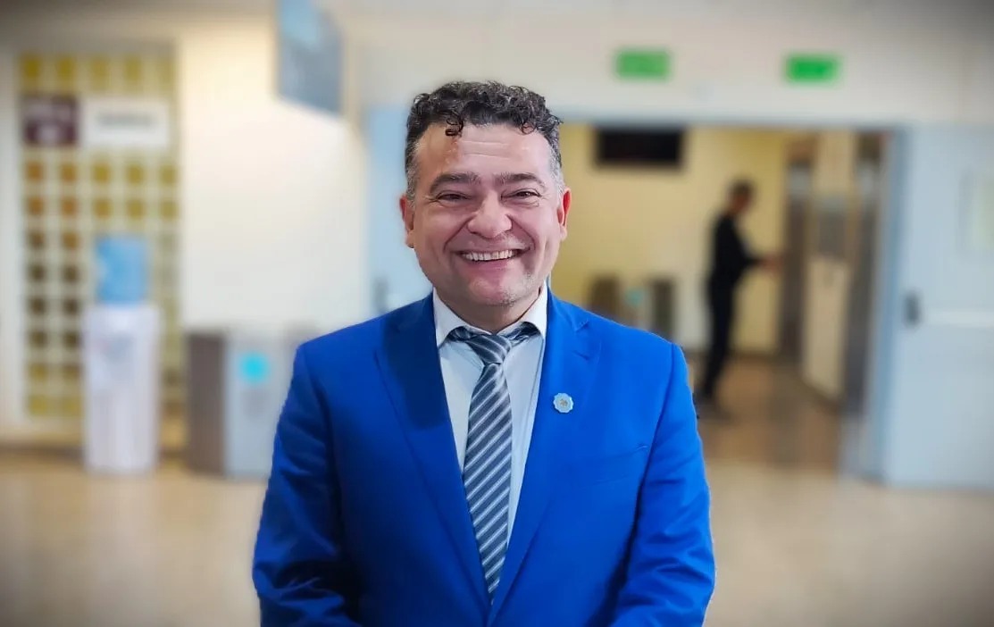 Primer plano de Alfredo Aciar, funcionario del gobierno de San Juan, durante una entrevista sobre la ley minera.