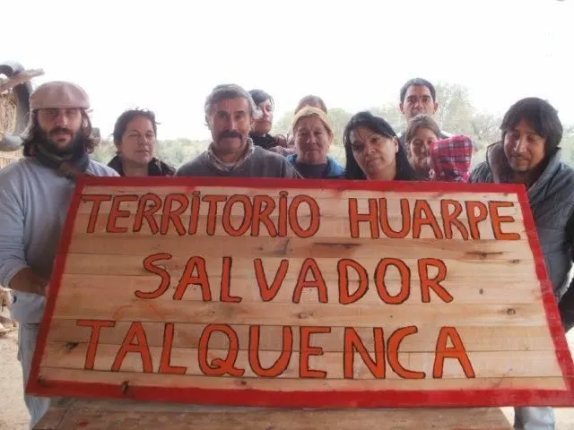  Grupo de personas en el territorio huarpe de San Juan, afectados por la falta de agua.