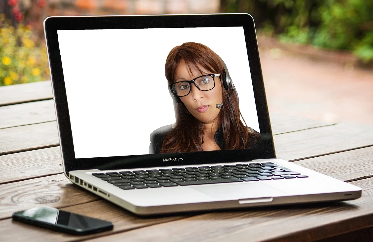 Una computadora con una imagen de una persona dictando una clase virtual
