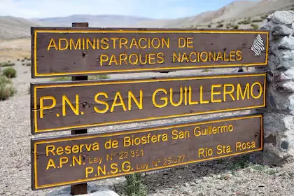 Cartel de llegada al Parque Nacional San Guillermo en San Juan, Argentina