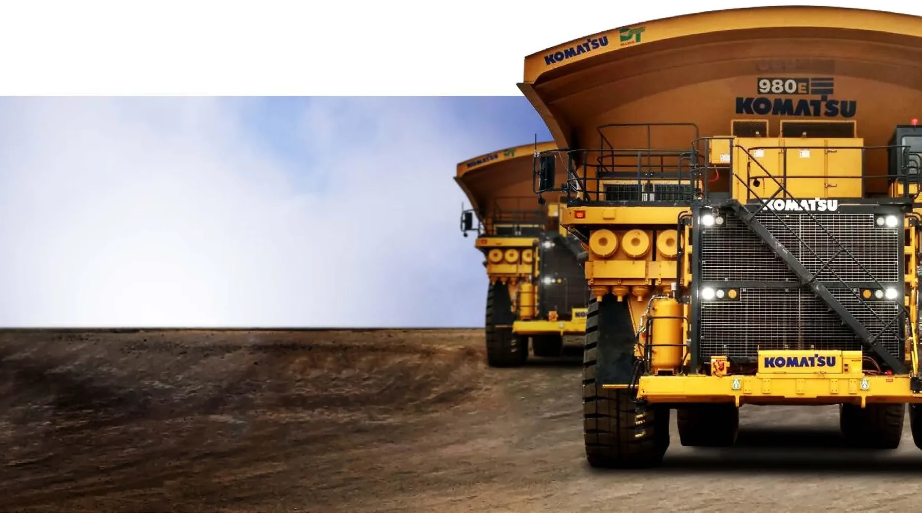Camión minero Komatsu de gran tonelaje operando en una faena.