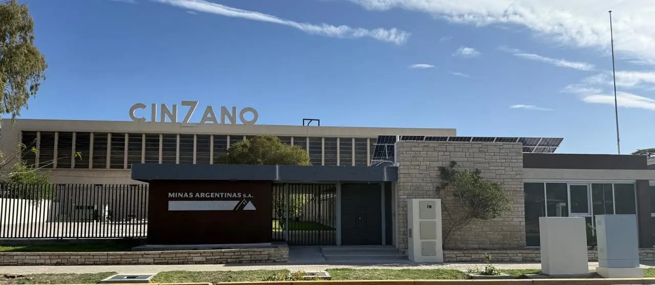 Frente del edificio de la ex bodega Cinzano con el nuevo cartel de Minas Argentinas.