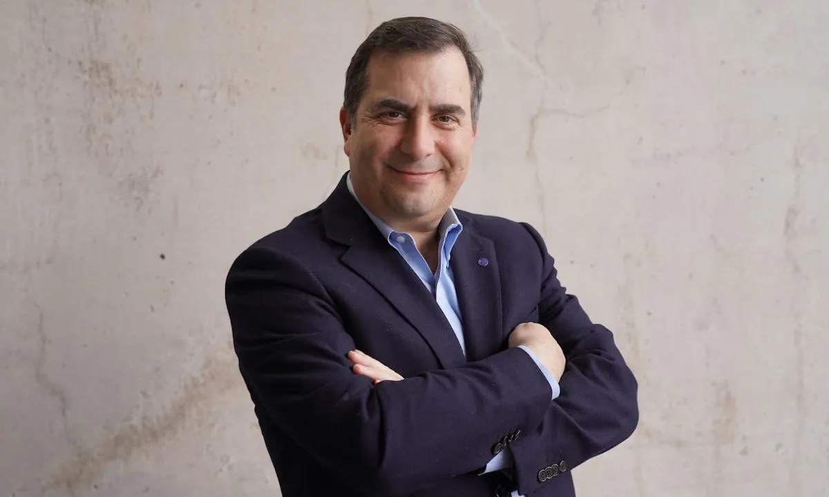 Fotografía de perfil de Ramón Rada, experto en el Tratado de Integración y Complementación Minera entre Chile y Argentina.