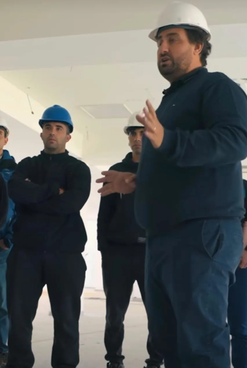 Ramon Martinez hijo de Ricardo Martinez en un primer plano dirigiendo la obra de las oficias de minas argentinas 
