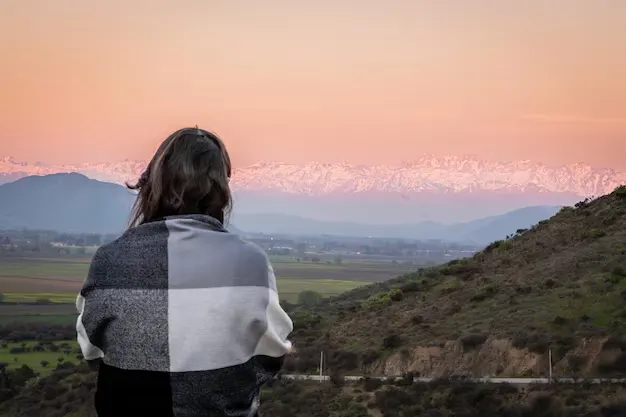 Habitante de Iglesia, San Juan, mirando hacia la cordillera, personificando el hartazgo social tras décadas de promesas de desarrollo minero incumplidas.