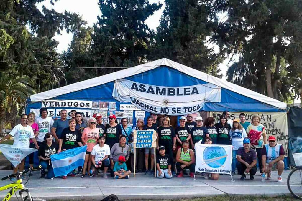 La carpa de la Asamblea Jáchal No Se Toca en la plaza de Jáchal, con banderas y carteles que piden justicia por el derrame de Veladero.