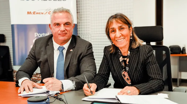 Michael Meding de McEwen Copper y Manuela Adl de IFC firman un convenio de colaboración para el proyecto Los Azules.