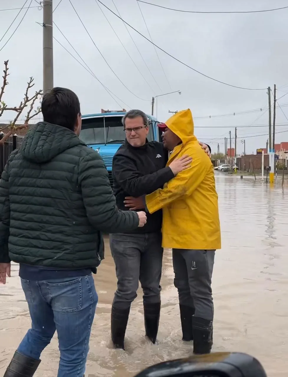 El intendente de Rawson, Carlos Munizaga, posa con botas en una calle inundada durante el temporal en San Juan