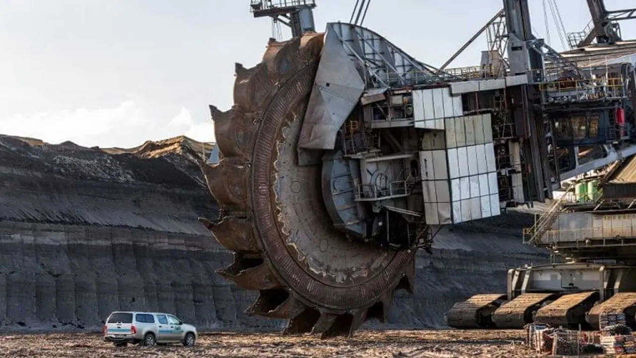 Vista panorámica de la excavadora gigante Bagger 293 operando en una mina de carbón a cielo abierto en Alemania.