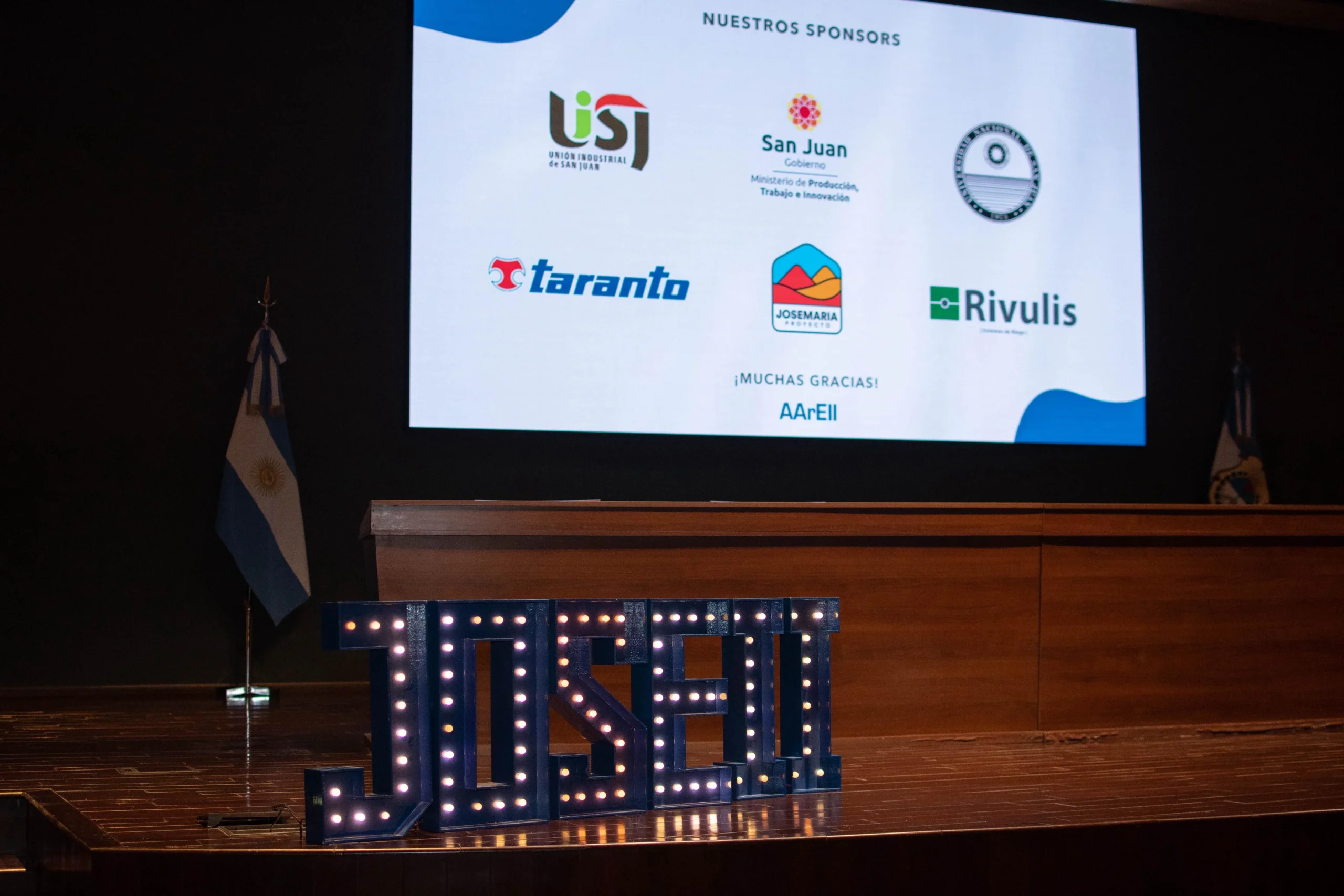 Escenario con la imagen de los patrocinadores de JOSEI