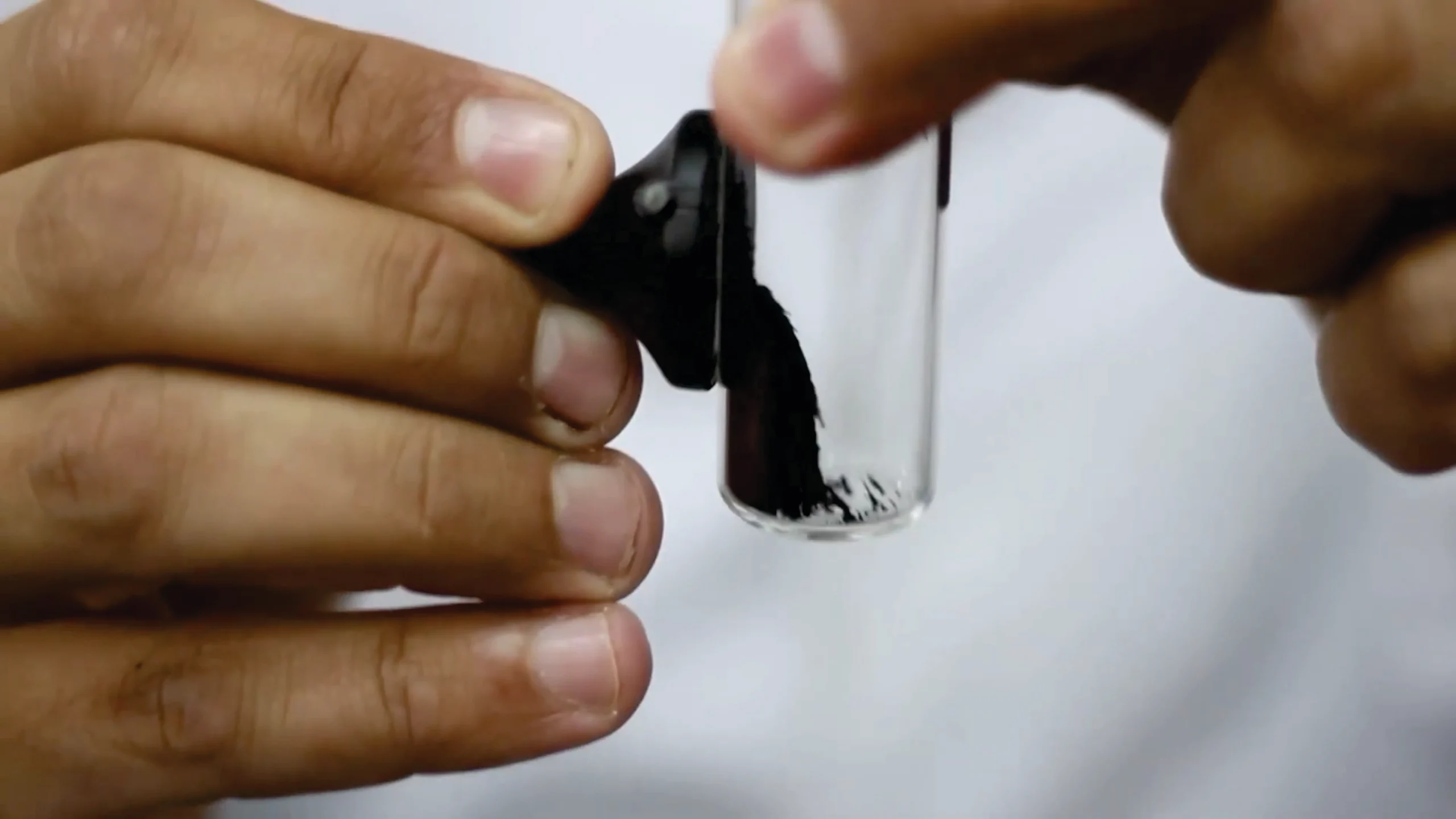 l profesor Brian Carrizo, líder del equipo de investigadores de la UNSJ, en San Juan, Argentina.