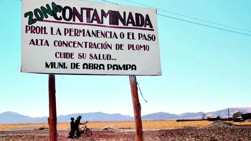 Cartel de advertencia de contaminación por plomo en un terreno en la zona de Abra Pampa, Jujuy.