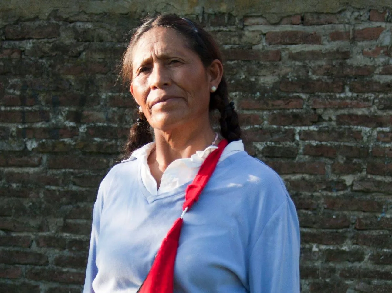 Retrato de Florencia Solís, mujer indígena colla, con vestimenta tradicional, hablando durante una entrevista.