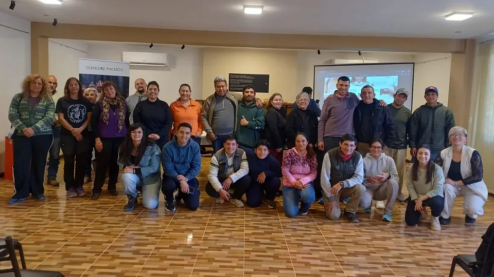  Asistentes en una charla informativa del Fondo de Impulso Emprendedor en un salón comunitario de Calingasta.
