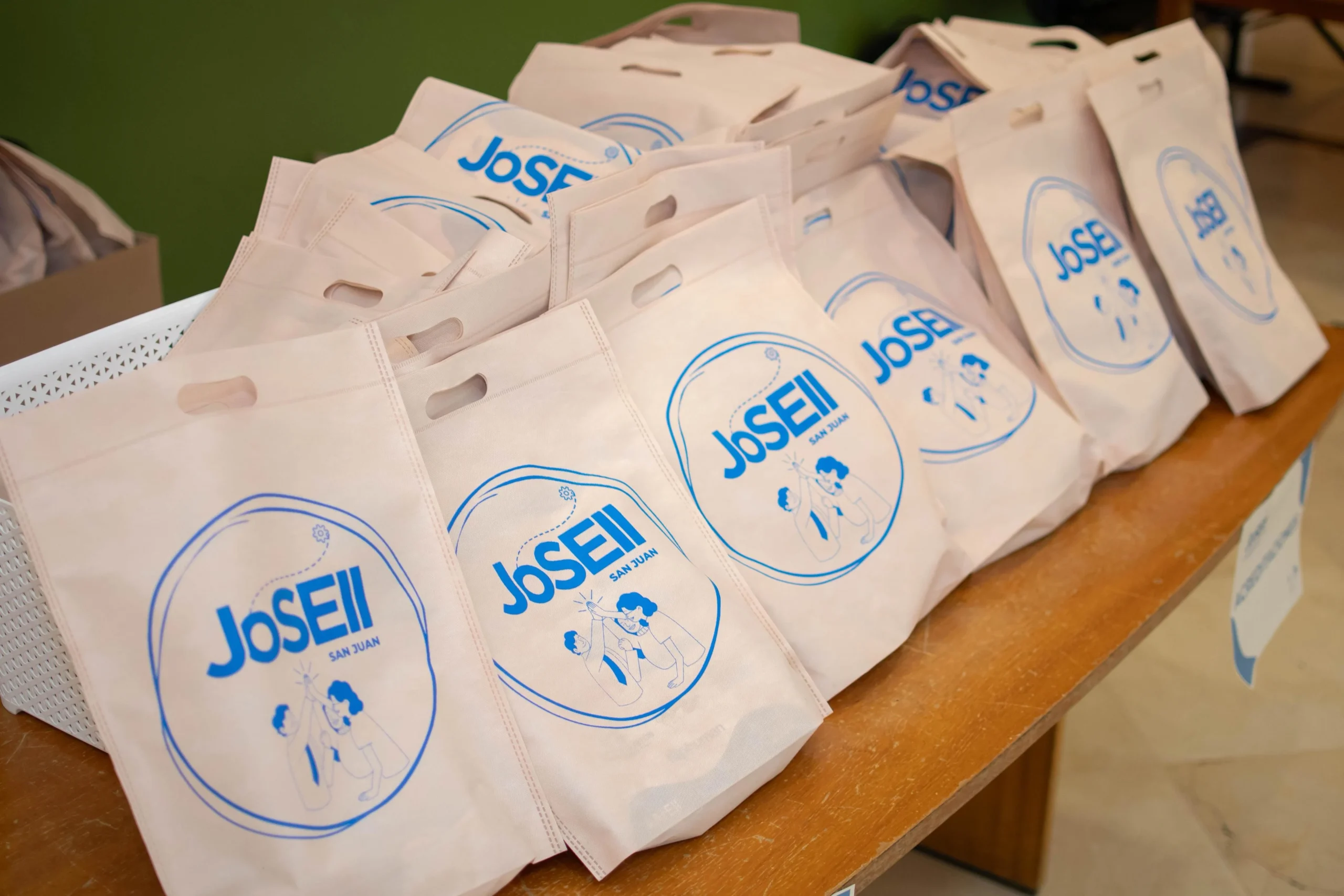 Bolsas de merchandising con el logo de JOSEI 2025, el evento de Ingeniería Industrial de San Juan.