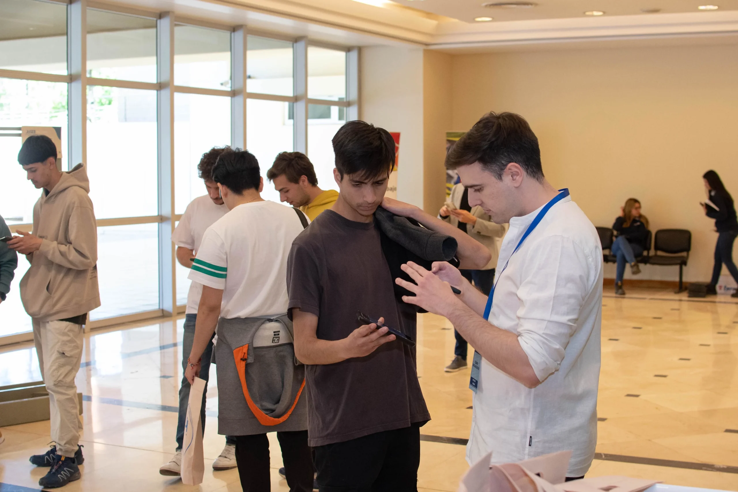 Estudiantes de Ingeniería Industrial y carreras afines asisten al evento JOSEI 2025 en la Universidad Nacional de San Juan.