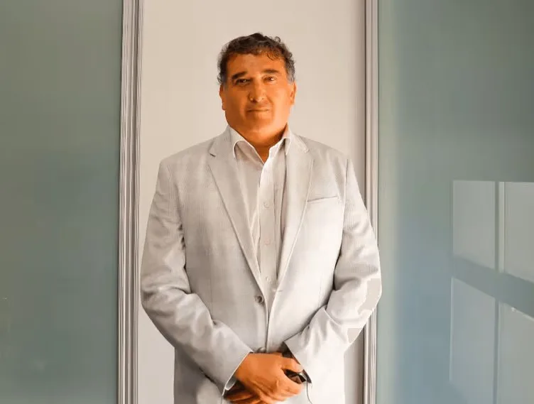 Primer plano de Mario Hernández, geólogo y gerente de Sustentabilidad del proyecto de cobre Los Azules.