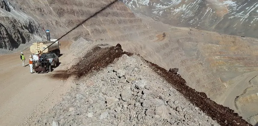 Aplicación del supresor de polvo ecológico Placater con camión de riego en un proyecto minero.