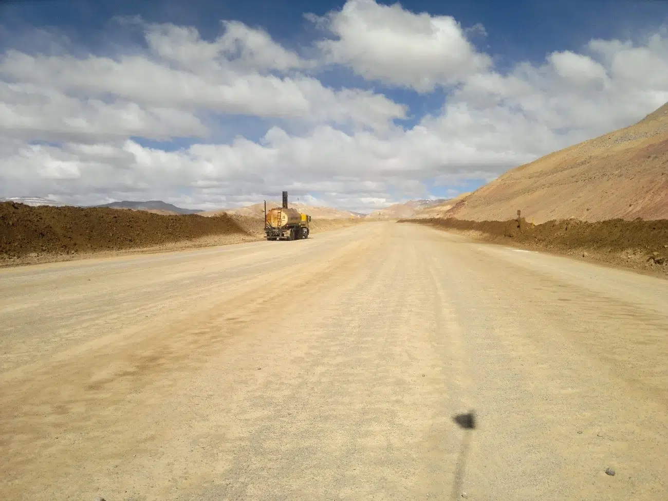 Primer plano del líquido supresor de polvo Placater siendo aplicado sobre un camino de tierra.
