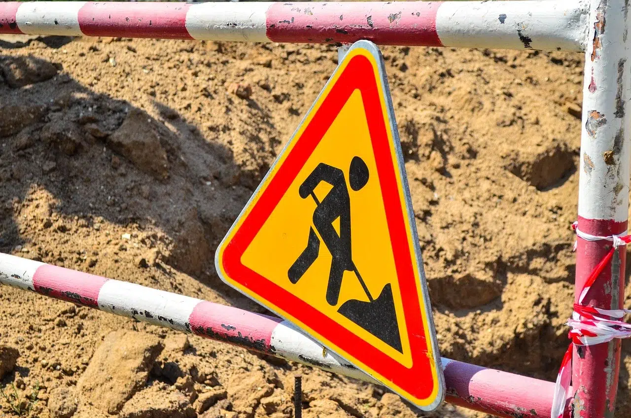Imagen de un cartel de señalética de hombres trabajando, en una obra