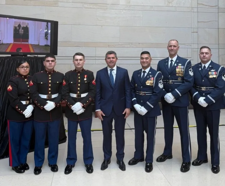 El gobernador de San Juan, Marcelo Orrego, de traje y posando en Washington D.C. durante su viaje oficial para la asunción presidencial