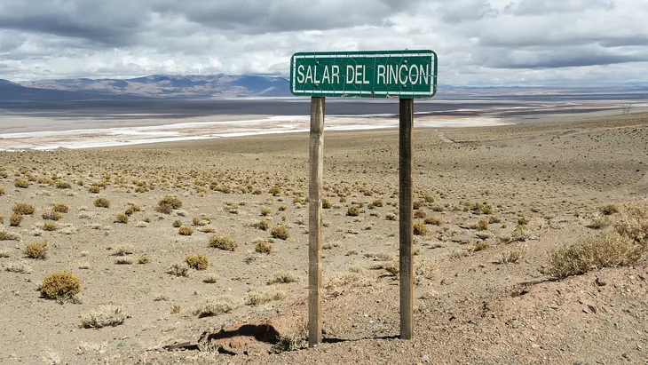 Vista de un salar de litio en la Puna argentina