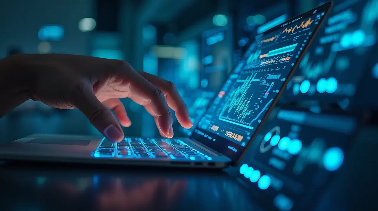 Manos utilizando una computadora, simbolizando la innovación tecnológica.