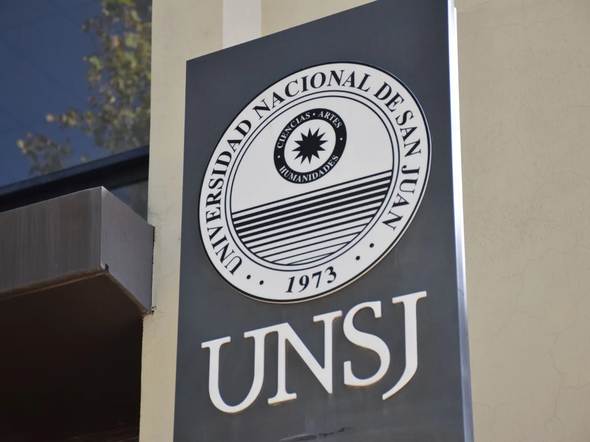  Fachada del edificio de la Facultad de Ciencias Exactas de la Universidad Nacional de San Juan.