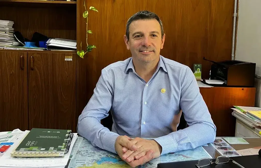  Retrato de Orlando Boiteux, Secretario de Extensión FI-UNSJ, en un entorno académico.