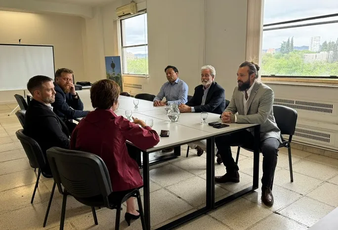 Jimena Latorre, ministra de Energía y Ambiente de Mendoza, y Jerónimo Shantal, director de Minería, reunidos con representantes de First Quantum Minerals (FQM).