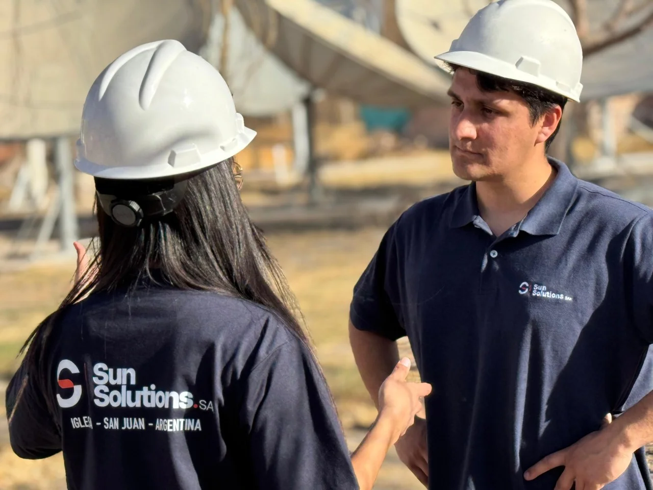 Personal de Sunm Solution con remeras con el logo de la firma