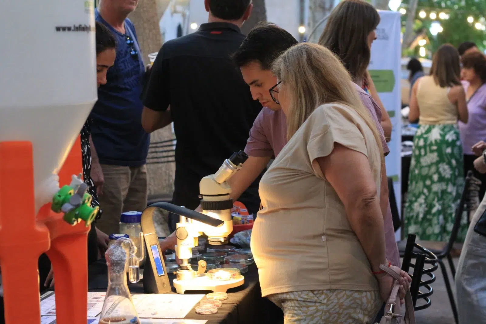 Familias participando en actividades interactivas en un evento universitario.
