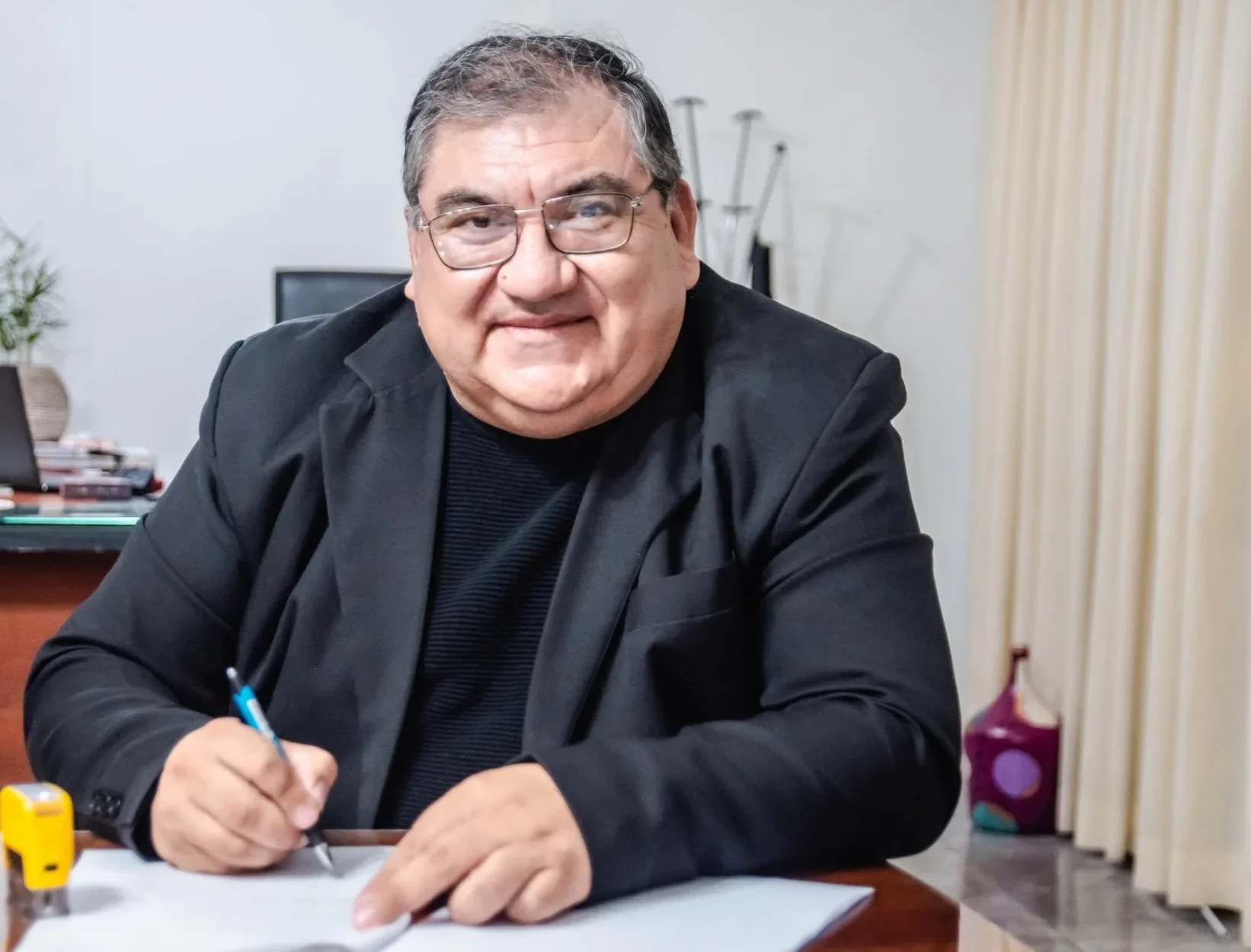 Primer plano del intendente de Ullum, David Domínguez, durante la firma del convenio