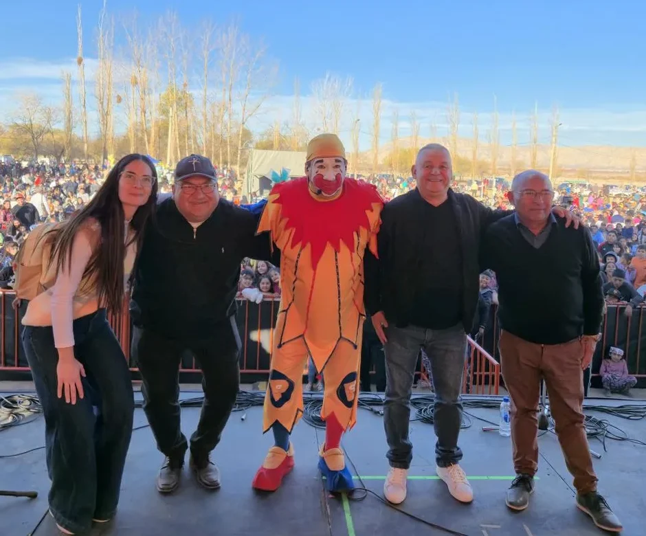 Celebración por el Día del Niño en Ullúm con la actuación de Pinón Fijo. En la foto Melisa Lobato junto al intendente David Domínguez