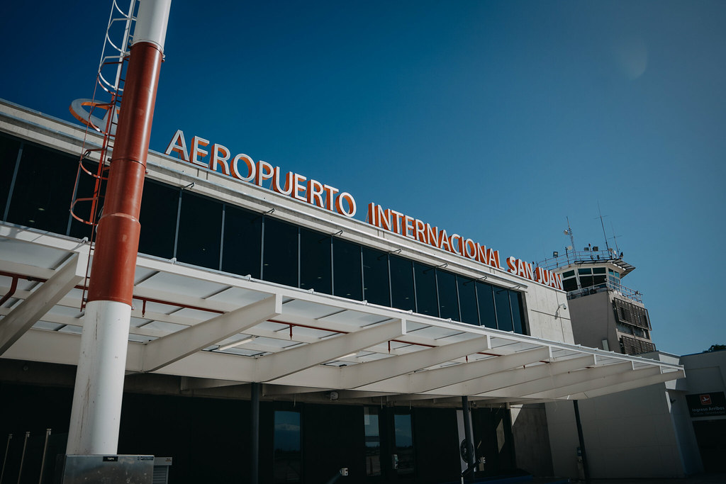 Vista del aeropuerto de San Juan en remodelación, con infraestructura moderna para operaciones de carga y pasajeros.