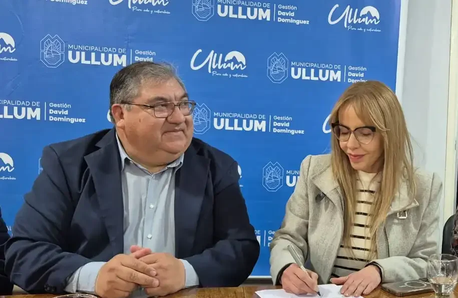 Firma del convenio entre la municipalidad de Ullum y Golden Mining para el desarrollo local.