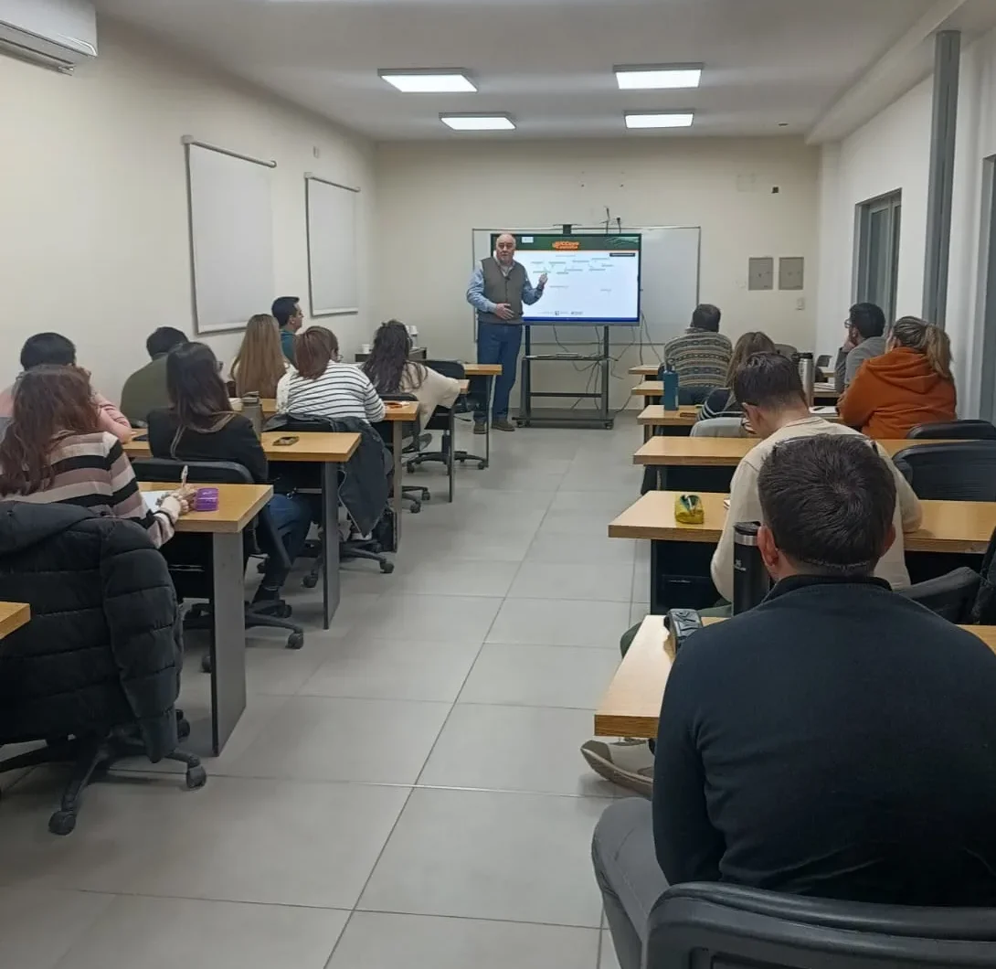 Estudiantes participando en una clase de la Diplomatura en Gestión de Abastecimiento Minero.