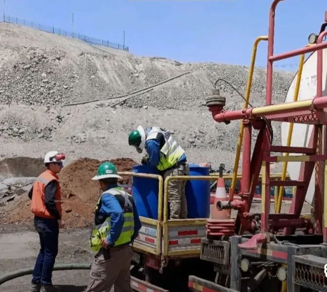  Camión aplicando supresor de polvo en un camino de tierra en la mina Candelaria.