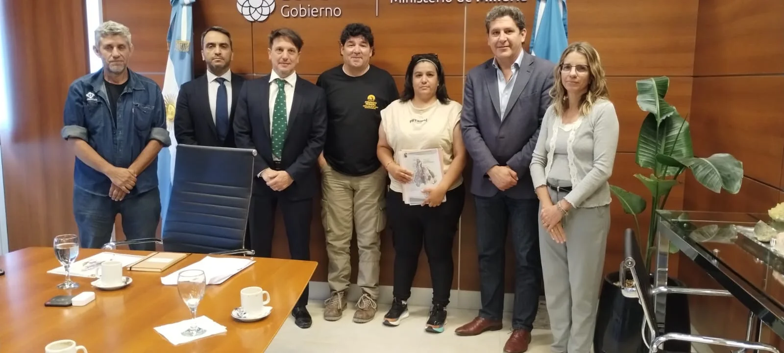 Juan Pablo Perea y Gustavo Fernández junto a Patricio Páez y otros presentes en la reunión.