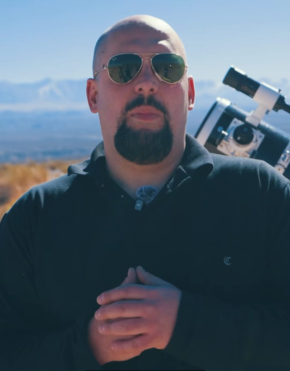 Sebastián Cruz de Maya Astroturismo preparando su equipo para una noche de observación astronómica en Calingasta, San Juan.