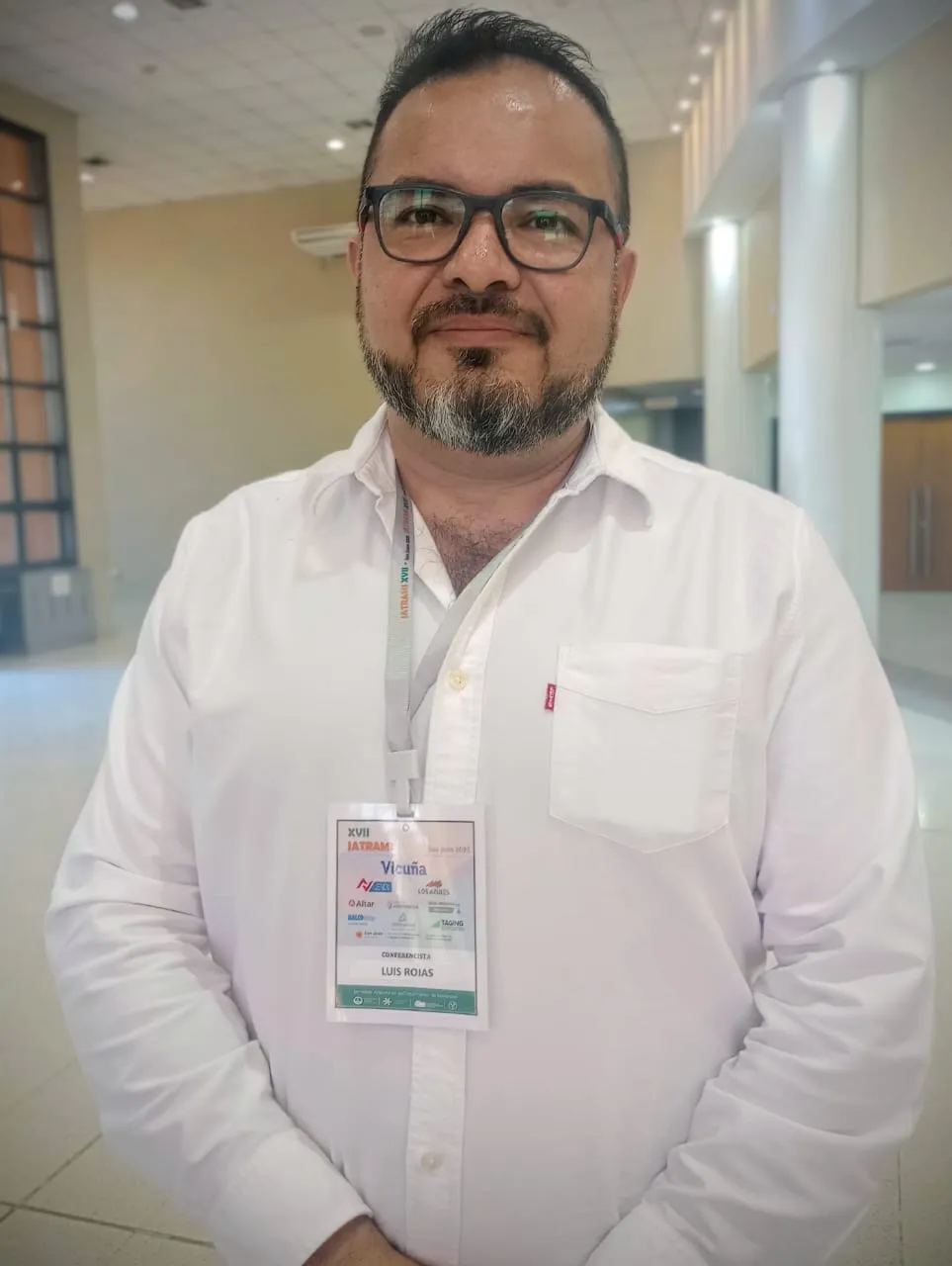 Retrato del Dr. Luis Rojas Valdivia, experto en inteligencia artificial y minería, durante una conferencia.