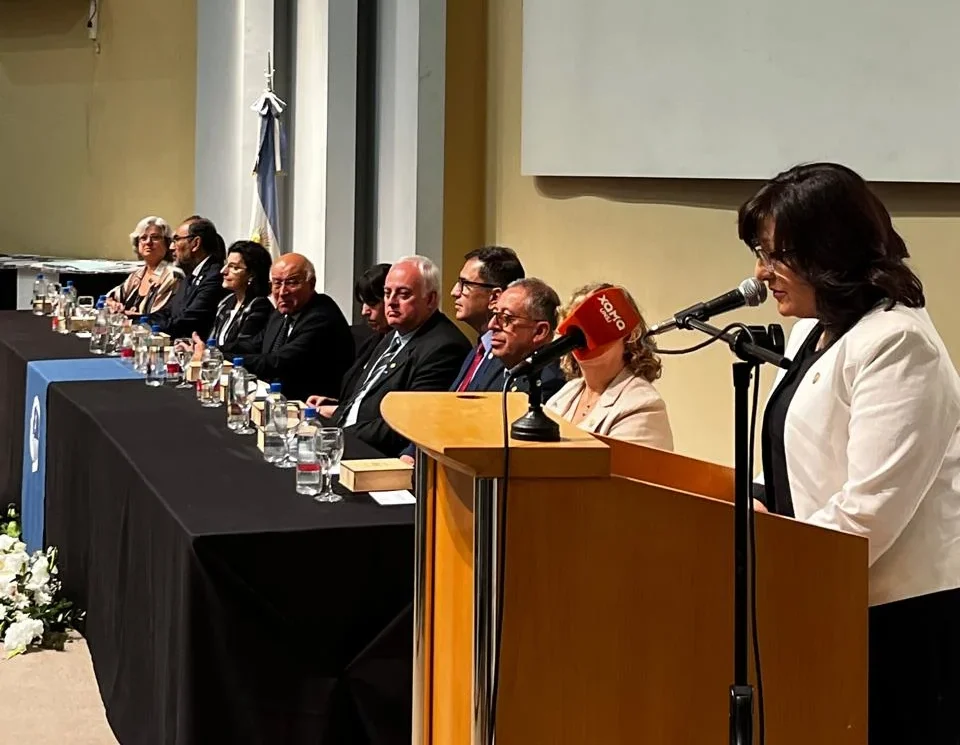Andrea Díaz, decana de la Facultad de Ingeniería de la UNSJ, durante su discurso en la colación de grado.