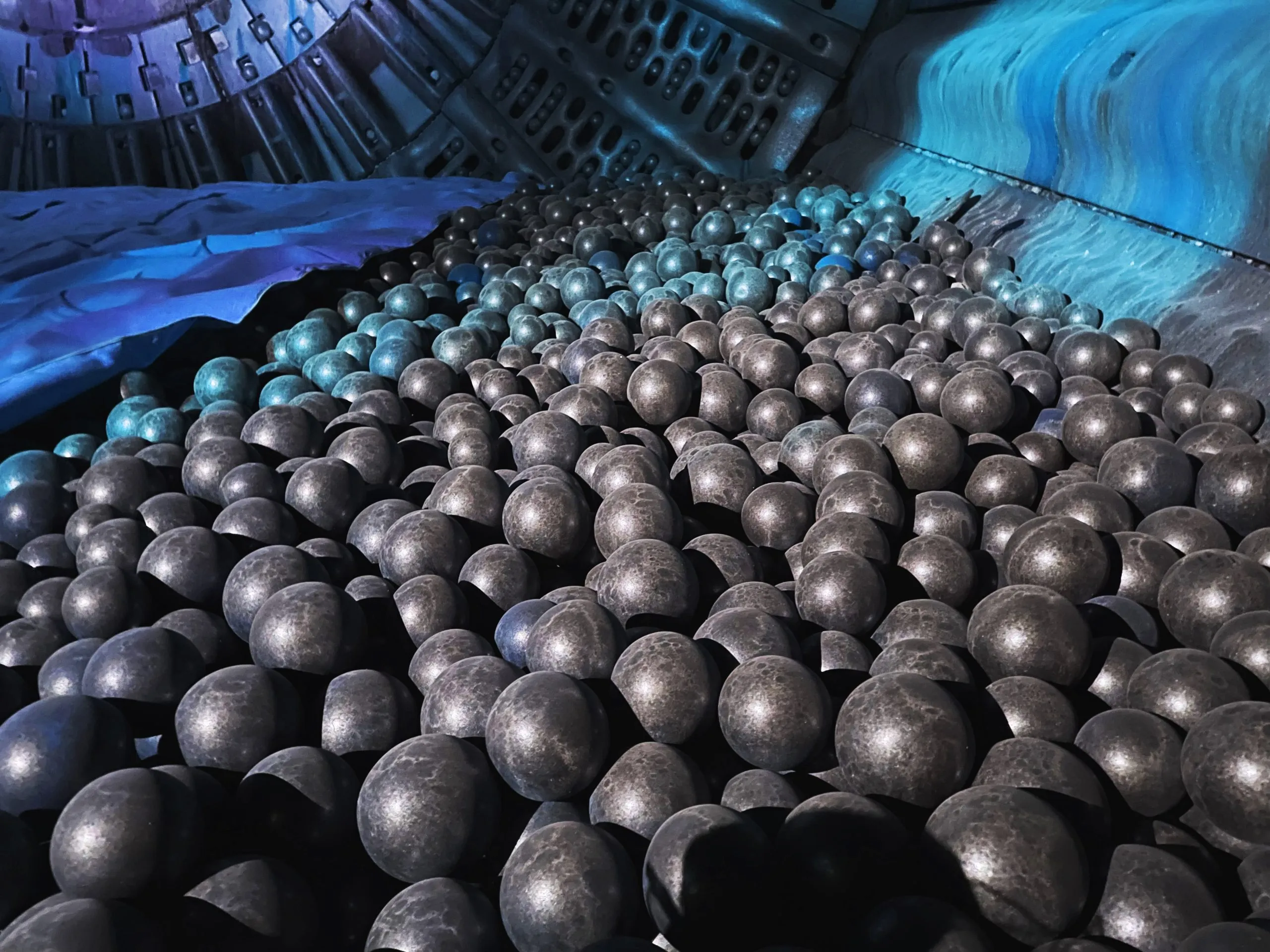  Primer plano de bolas de molienda de 15mm de diámetro, usadas en molinos industriales.