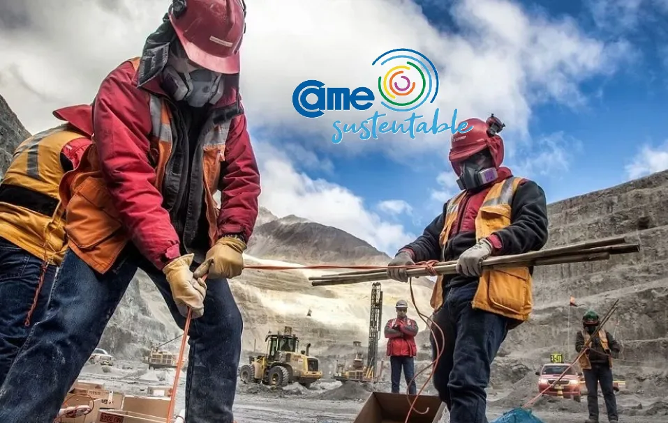 Mineros trabajando en una mina de cielo abierto