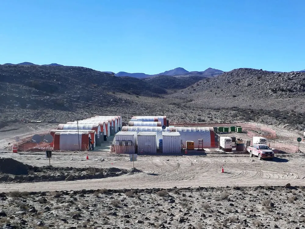 Vista aerea de un campamento minero armado con carpas